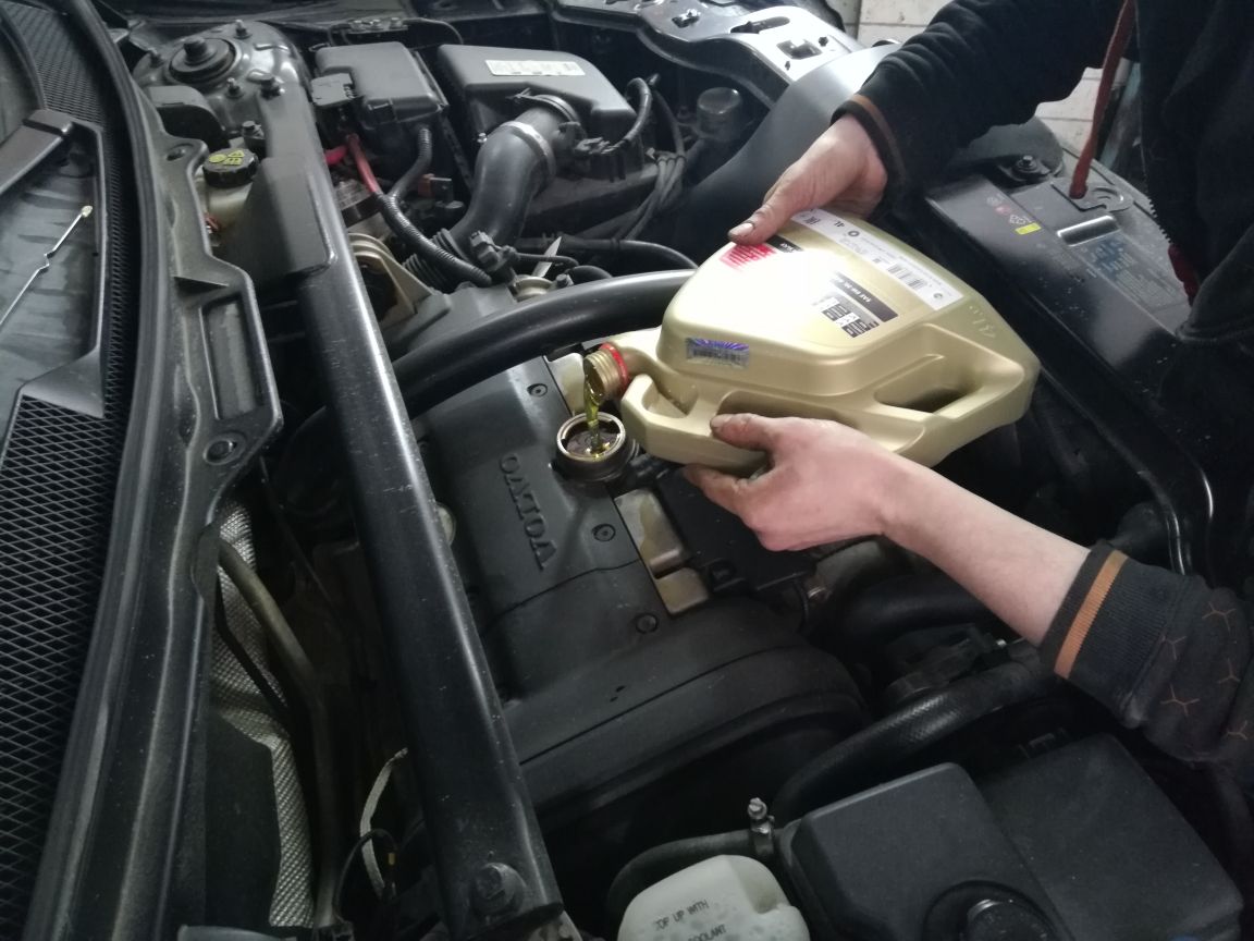 замена масла в двигателе Вольво хс70 дизель